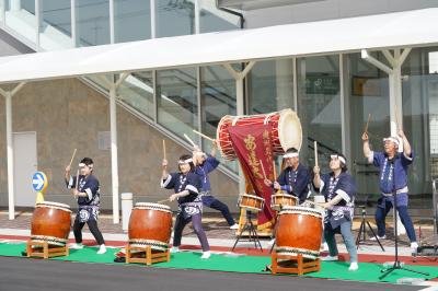 演奏を披露する安達太良太鼓保存会の皆さん