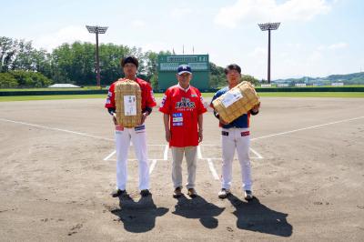 両主将に目録を手渡す高松市長