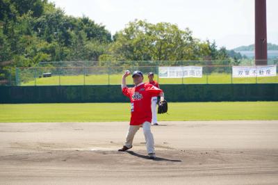 始球式を行う高松市長