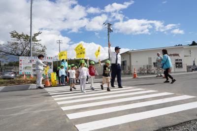 旗を使って横断歩道の渡り方を学びました