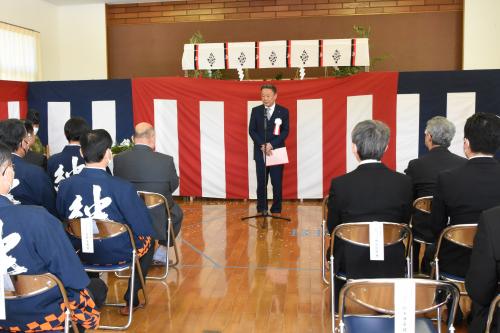 安全を祈願しあいさつをする高松市長