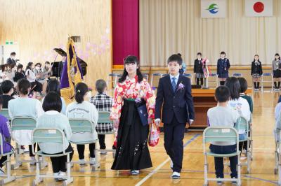 拍手の中退場する白岩小学校卒業生