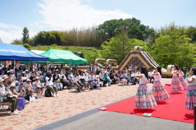 多くの来場者で賑わうイベント広場