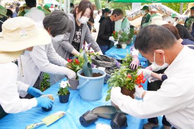 寄せ植え体験を楽しむ来場者