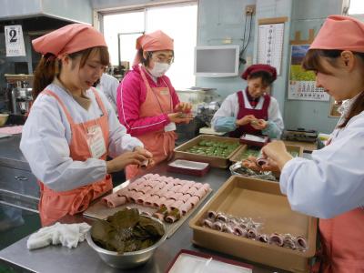 ▲お菓子の加工・包装を行う学生