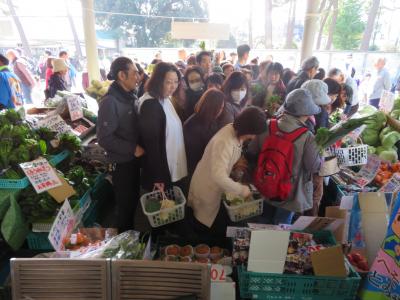 新鮮野菜を求める客でひしめき合うブース内