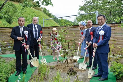 親善大使就任を記念した「ジューンベリー」の植樹