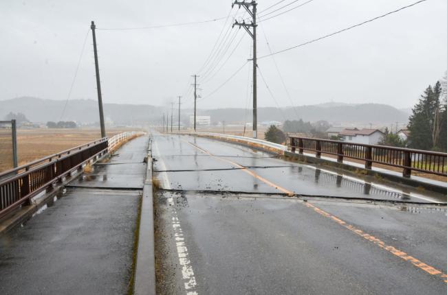 路面の沈下により、段差が生じ、通行止めとなっている市道富士内・上沢線