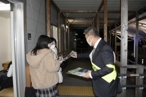 JR本宮駅前で啓発グッズを配り交通事故防止を呼びかける市長