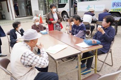 カフェスペースで談笑する参加者