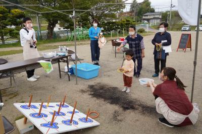 縁日で輪投げを楽しむ参加者