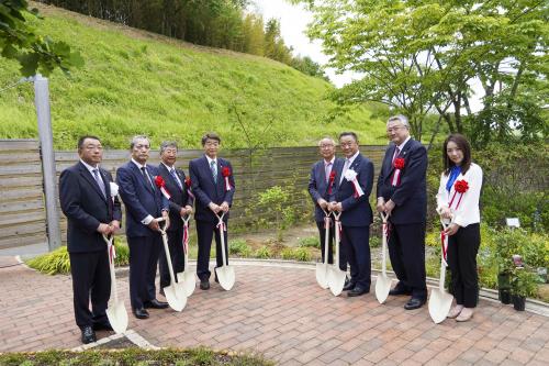 開園5周年記念に「ライラック」を植樹しました