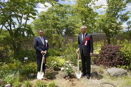 福島民報社から寄贈されたバラの記念植樹